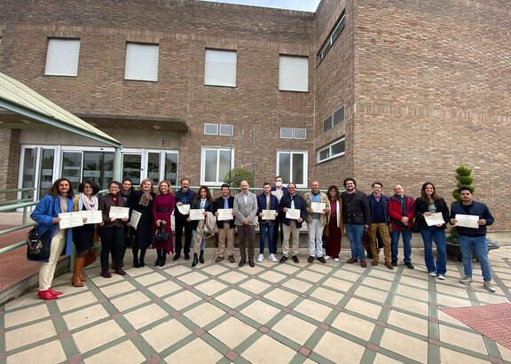 Foto de familia de premiados y representantes institucionales.