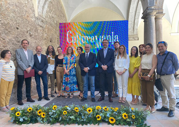 Representantes de instituciones y algunos de los artistas que actuarán en la tercera edición de Culturamanía.