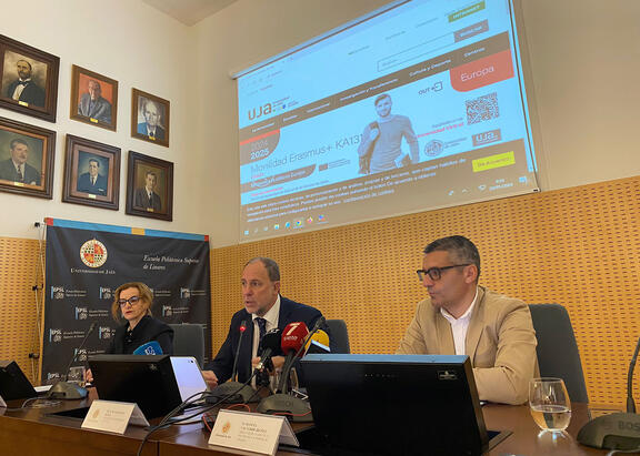 Rueda de prensa ofrecida por el Rector de la UJA, junto a Hikmate Abriouel y Manuel Valverde.