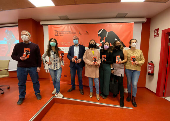 Miembros del Vicerrectorado de Proyección de la Cultura y Deporte y de los grupos universitarios de teatro de la UJA.