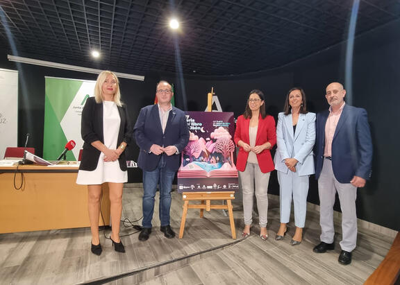 Representantes institucionales, junto al cartel de la Feria del Libro de Jaén 2024.