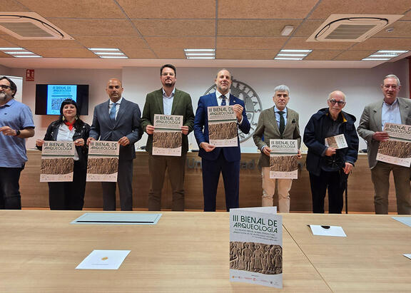 Representantes institucionales y organizadores, tras la presentación de la III Bienal de Arqueología.