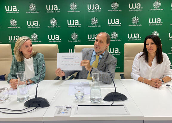 El Rector Nicolás Ruiz, junto con Mª Teresa Pérez Giménez y Rosa Vallecillo.