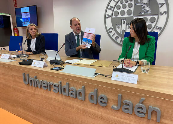 Mª Teresa Pérez, Nicolás Ruiz y Rosa Vallecillo, en la presentación del informe.