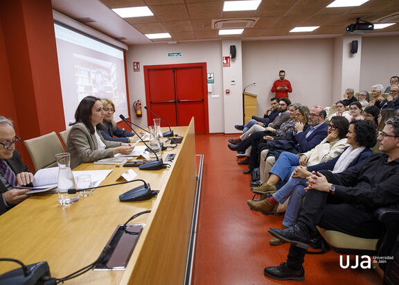 Un momento de la presentación del libro, en la Sala Pascual Rivas de la Antigua Escuela de Magisterio de Jaén.