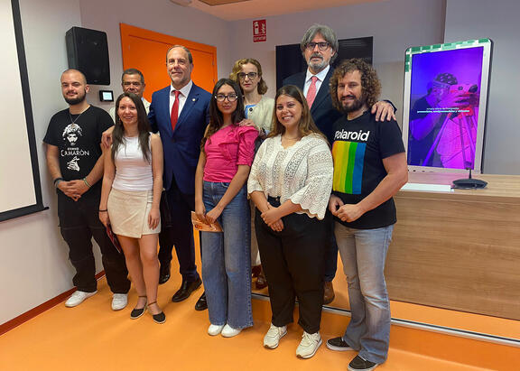 El Rector, miembros del Equipo de Gobierno y alumnado de postgrado UJA que ha participado en la campaña.