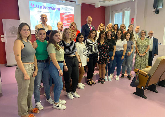 El Rector, representantes institucionales y de entidades colaboradoras, con alumnas participantes.