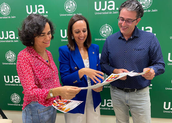 Isabel Abad, Marta Torres y Javier Marín, con la programación cultural de la UJA.