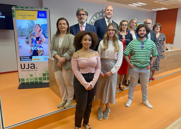 El Rector, con alumnado participante en la campaña, vicerrectores y algunos responsables de centros.