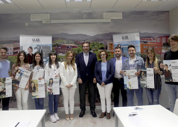 Foto de familia con representantes institucionales y alumnado de máster que ha participado en la campaña. Foto: J. Ignacio Estrambasaguas.