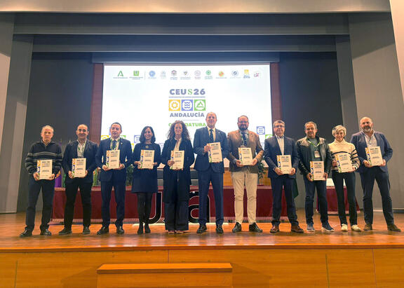 El Rector, en el centro, junto a representantes de la Junta y de las universidades públicas de Andalucía.