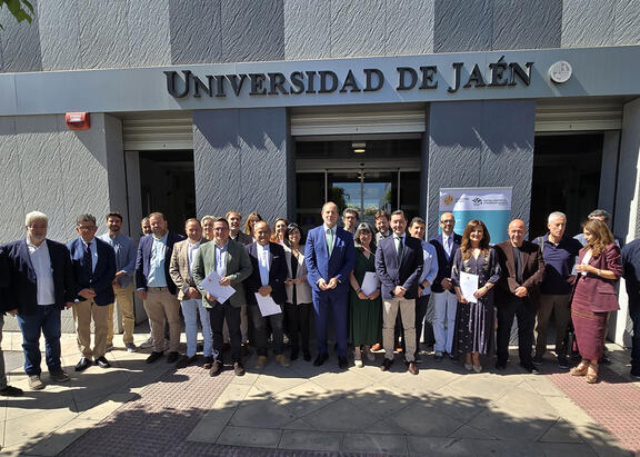 Foto de familia del Rector con alcaldes y responsables de los cursos.