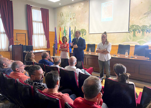 Presentación del Rector, en el centro, junto a Isabel Uceda y Enrique García.