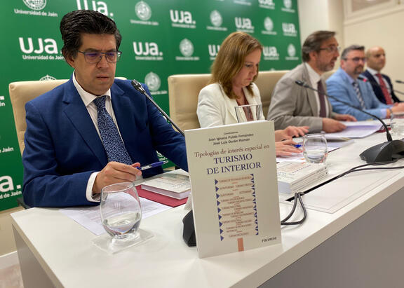 Presentación del informe y el libro realizados por la Cátedra de Turismo de Interior de la UJA.