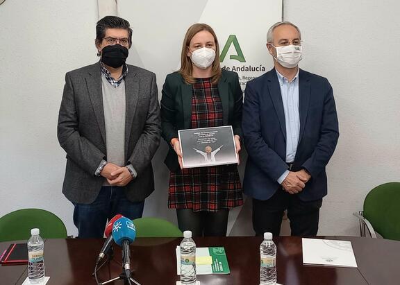 Juan Ignacio Pulido, Marían Adán y Juan Ramón Lanzas, en la presentación del estudio.