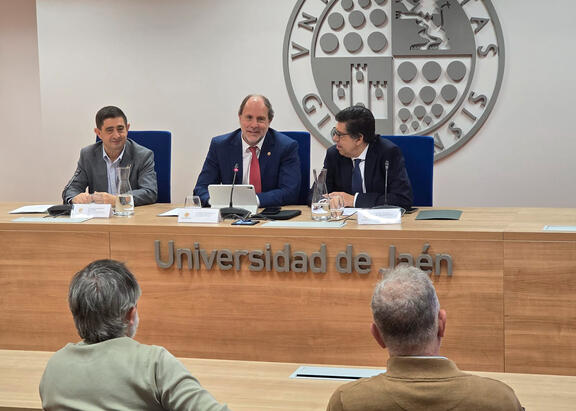 Francisco Reyes, Nicolás Ruiz y Juan Ignacio Pulido, en la presentación de los informes.