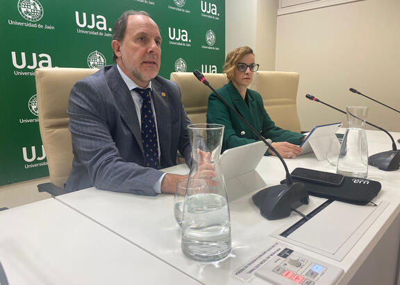 Nicolás Ruiz e Hikmate Abriouel, en la presentación de los nuevos títulos autorizados por la Junta de Andalucía.