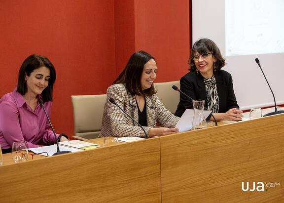 Elena Felíu, Marta Torres y Angelina Delgado, en la presentación de la obra.