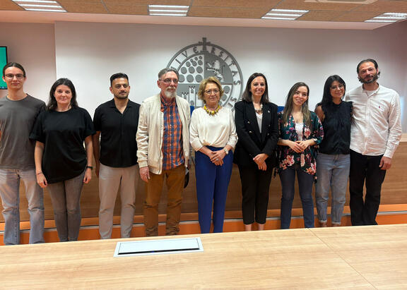 Representantes de las instituciones organizadoras, con los artistas seleccionados.