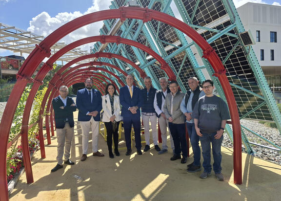Responsables institucionales y del proyecto, en la instalación de 'Mobilete' en el Campus de Linares.