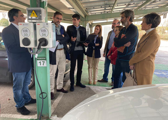 Visita del Rector a los puntos de recarga eléctrica ubicados en el Campus Las Lagunillas.