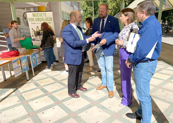 Sergio López, Juan de Dios Carazo, Isabel Uceda y Luis M. Nieto, en uno de los stands informativos en el Campus Las Lagunillas.
