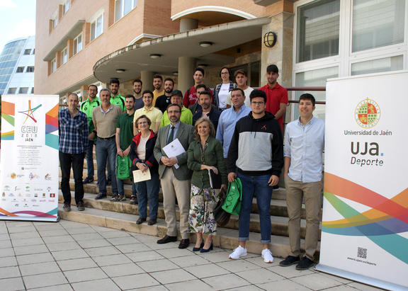 El Rector y representantes institucionales, junto a los deportistas de la UJA medallistas en los CEU.