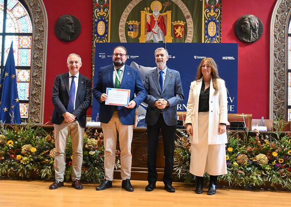 Reconocimiento recogido por el Vicerrector de Universidad Sostenible y Saludable, Juan de Dios Carazo.
