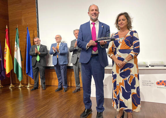 El Rector de la UJA recoge el reconocimiento de manos de la consejera Catalina García.