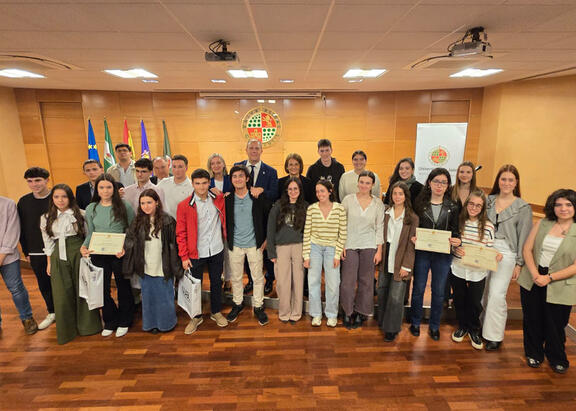 Foto de familia con el alumnado reconocido por sus calificaciones de acceso a la universidad.