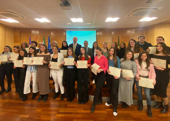 Foto de familia con el alumnado reconocido.