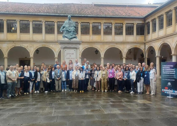 Foto de familia de participantes en el II Encuentro Nacional de Comisiones de Convivencia Universitarias, celebrado en la Universidad de Oviedo.