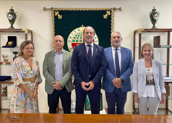El Rector, en el centro, junto a los representantes del Colegio de Economistas de Jaén.