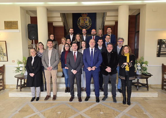 Foto de familia del Rector y el Equipo de Dirección de la UJA con el alcalde y miembros del Equipo de Gobierno de La Carolina.