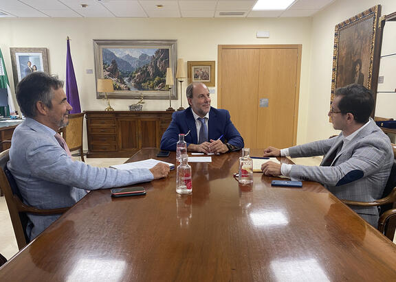 El Rector de la UJA, en el centro, con los directivos de Banco Santander.