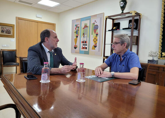 Un momento de la reunión del Rector Nicolás Ruiz con el Defensor Universitario de la UJA.
