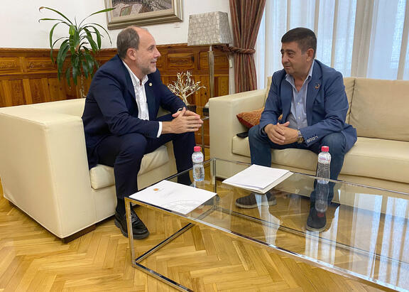Nicolás Ruiz, junto a Francisco Reyes, en la reunión mantenida en la Diputación Provincial.