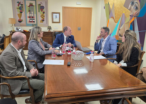 Reunión mantenida entre ambas partes en el despacho del rector.
