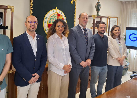 El Rector, con los representantes de Google y el equipo del Vicerrectorado de Formación Permanente, Tecnologías Educativas e Innovación Docente. 