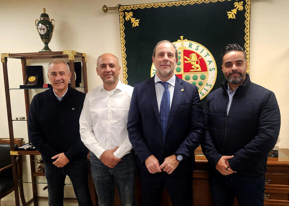 Nicolás Ruiz, en el centro, y Sebastián García, a la izquierda, junto a Doraid Seddiki y Faycal Ballamine.