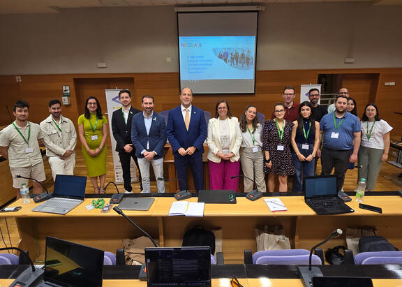 El Rector, en el centro, junto a José Ignacio Jiménez, Beatriz Valverde y alumnado 'NEOLAiA'.
