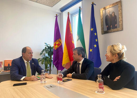 Reunión mantenida por el Rector Nicolás Ruiz con el alcalde Julio Millán y la concejala María Espejo.