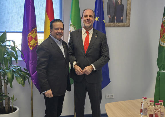 El Rector Nicolás Ruiz, junto al al Rector de la Universidad Santander de México, Enrique Javier Navarro Flores.