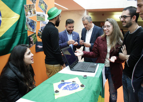 Sebastián Bruque y Sebastián García, en el stand de Brasil.