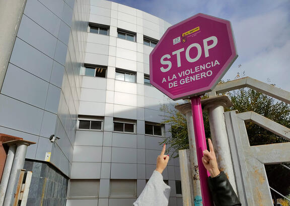 Señal de 'Stop a la violencia de género' en un acceso al Campus Las Lagunillas.