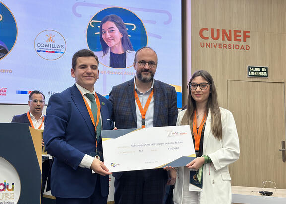 Los integrantes del equipo del Aula de Debate de la UJA recogen su título de subcampeones.
