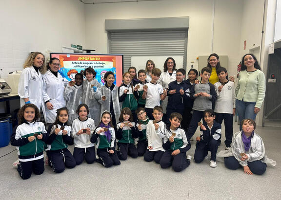 Grupo de escolares participantes en los talleres impartidos en el Campus de Linares.