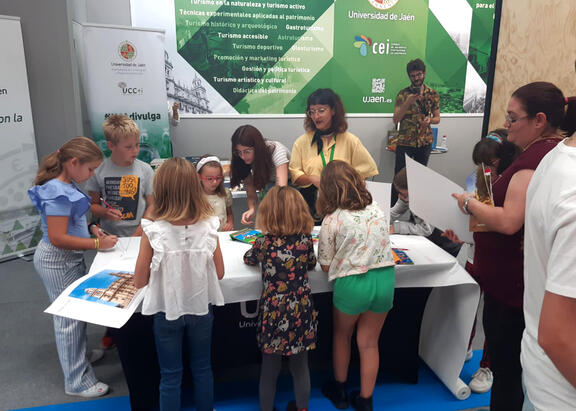 Taller impartido en el stand de la UJA en Tierra Adentro.