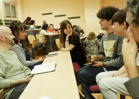 María Elena Higueruelo, en el centro, durante la impartición del taller.