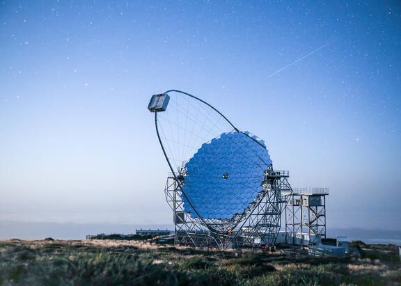 Vista del telescopio LST-1 en La Palma, con el que se han realizado las observaciones. Foto: Tomohiro Inada.  